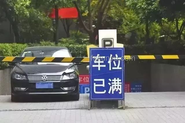 游客饭店门口停车遭暴力冲突：当地回应与深度分析